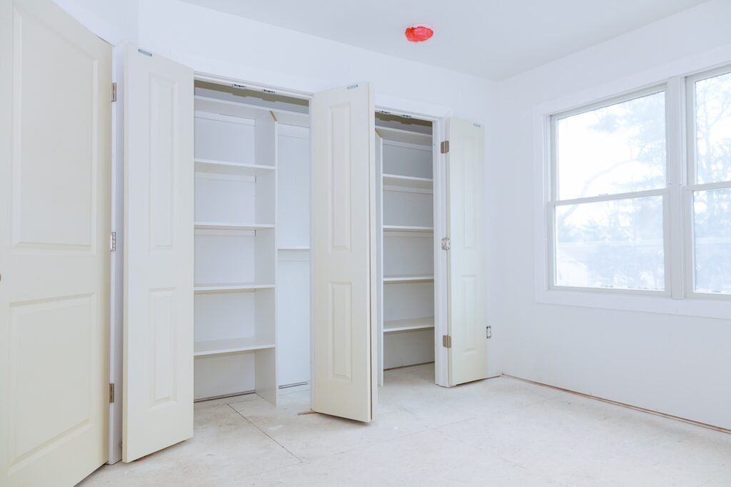 Assembling the closet with wooden shelves installation of shelves